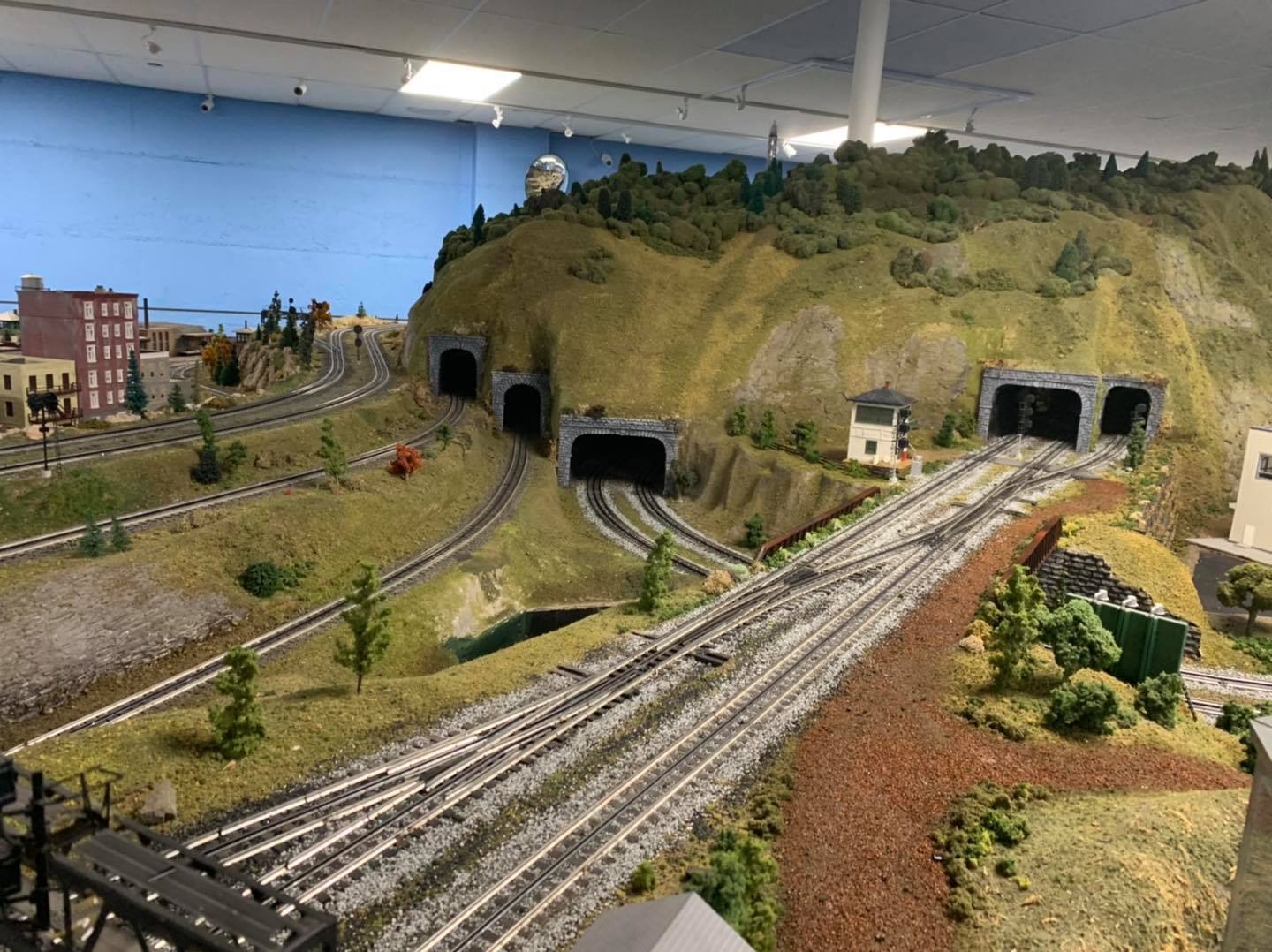 Mountain tunnels on NLOE O-gauge layout — Nassau Lionel Operating Engineers Long Island