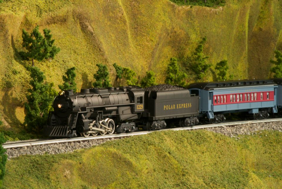 Polar Express climbs the mountain on the NLOE layout